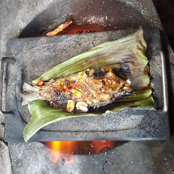 Jika hampir matang tuangkan sisaan bumbu olesan.