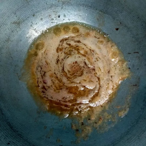 Panaskan minyak tumis bumbu halus.