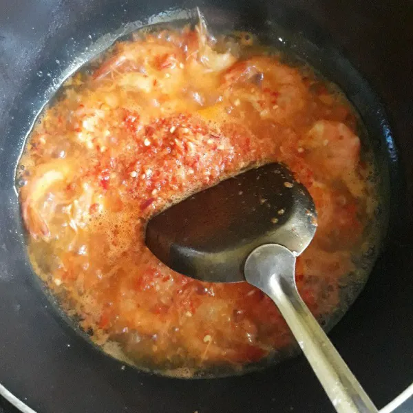 Masukkan bumbu halus dan terasi sampai matang.