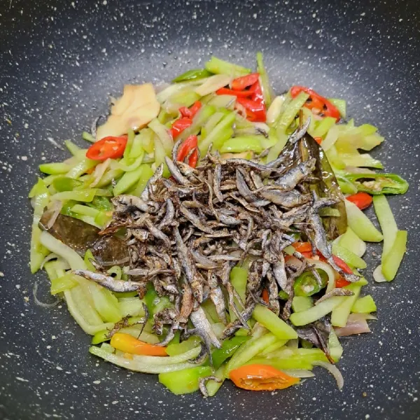 Masukkan ikan teri goreng. Aduk rata dengan tumisan. Angkat dan sajikan.
