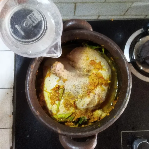 Masukkan air hingga ayam terendam. Masukkan garam, gula dan merica.