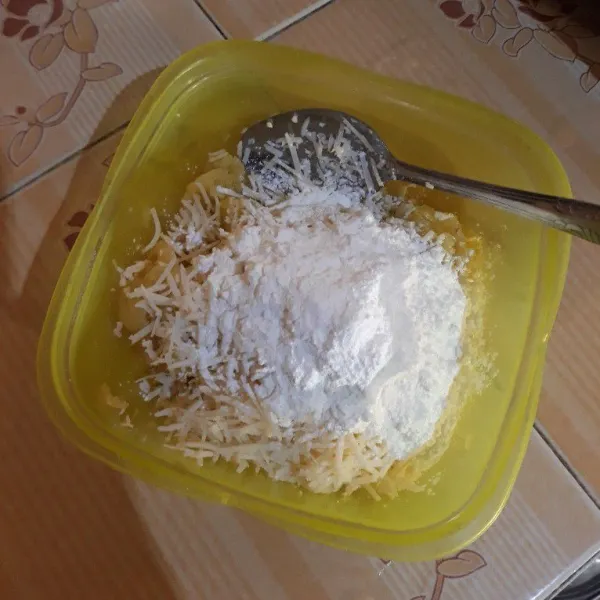 Tambahkan tepung maizena dan keju parut, aduk rata kembali