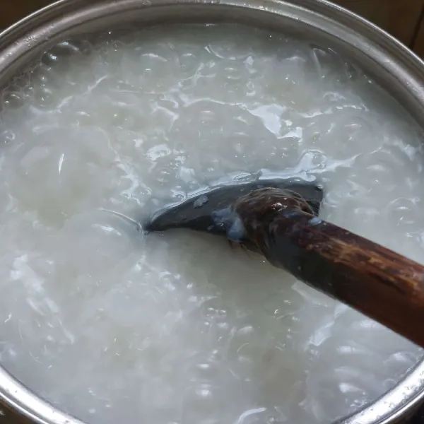 Setelah beras mengembang aduk terus menerus sampai kental dan meletup.