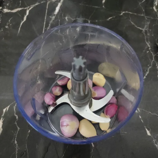 Haluskan bawang dan juga kemiri dengan menggunakan blender atau Chopper.