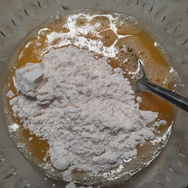 Tambahkan tepung terigu dan baking powder