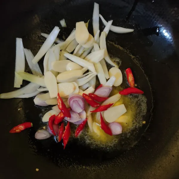 Tumis bawang bombai, bawang merah, bawang putih, dan cabai menggunakan mentega. Tumis hingga layu.