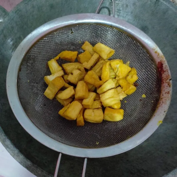 Panaskan minyak, lalu goreng tahu sampai kecoklatan, angkat dan tiriskan.