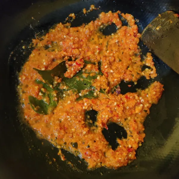 Tumis bumbu halus, daun salam dan daun jeruk, hingga harum dan matang.