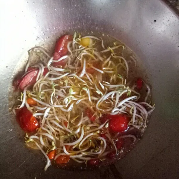 Masukkan toge aduk rata masak hingga setengah matang.