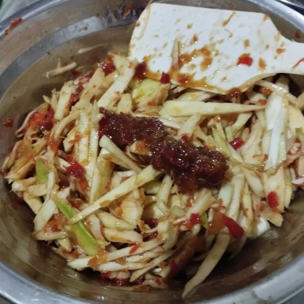 Campurkan mangga yang sudah dicacah ke dalam sambal lalu aduk merata dan sajikan.