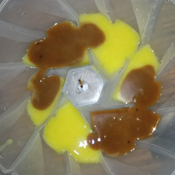 Masukan selang seling adonan agar2 ke dalam loyang. Tunggu agar-agar mengeras atau masukan kulkas.