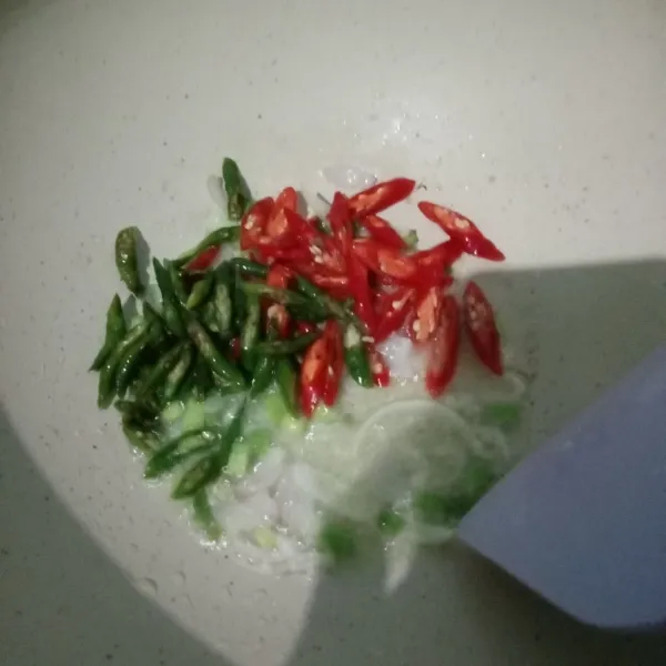 Tumis bawang merah, bawang putih, bawang bombai, daun bawang, dan cabai. Tumis sampai harum.