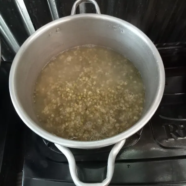 Cuci kacang hijau dan rebus sampai empuk.