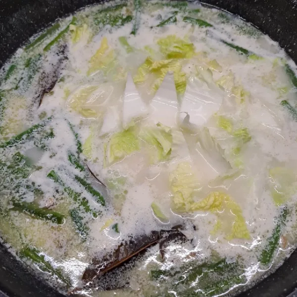 Masukkan sawi putih. Bumbui kaldu bubuk dan garam. Aduk rata sambil koreksi rasa sesuai selera. Masak sampai sayur matang. Angkat dan sajikan.