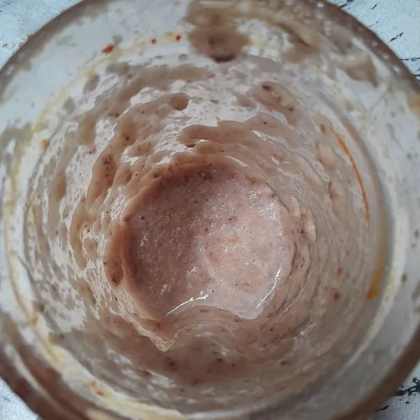 Haluskan bawang putih, kemiri, bawang merah, kunyit, dan ketumbar