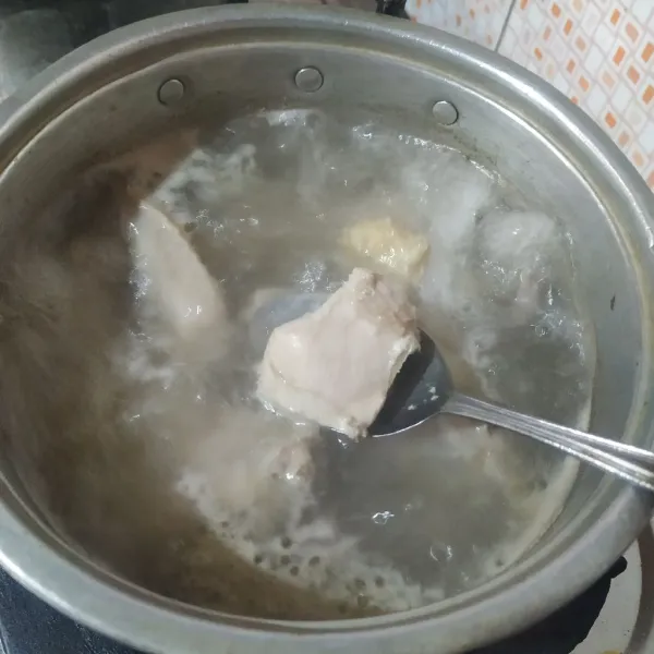 Rebus ayam sampai berubah warna, lalu angkat dan saring air kaldunya