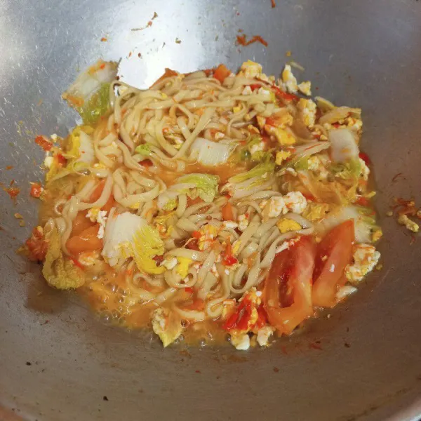 Tuangkan air tunggu sampai mendidih dan koreksi rasa. Mie gepeng kuah siap dinikmati.