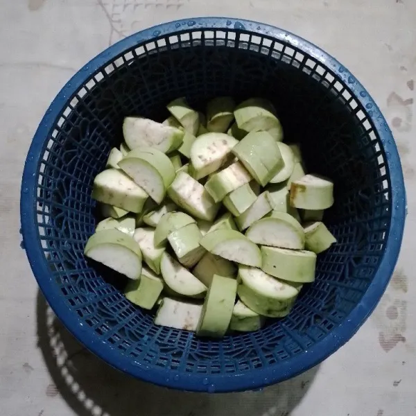 Potong-potong terong, kemudian cuci bersih dan tiriskan.