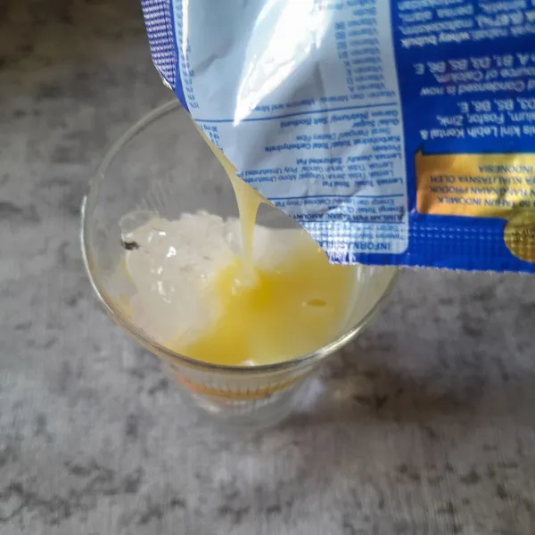 Tambahkan susu kental manis.