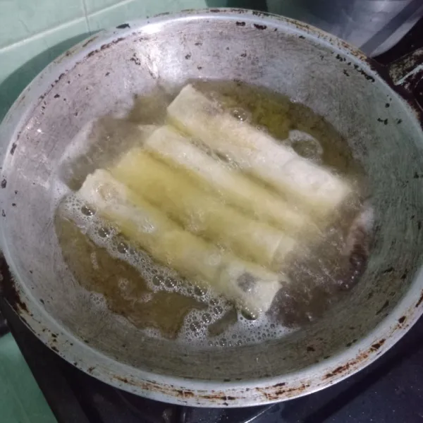 Goreng dalam minyak panas hingga matang.