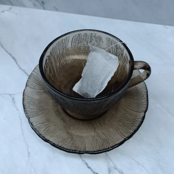 Siapkan black tea.