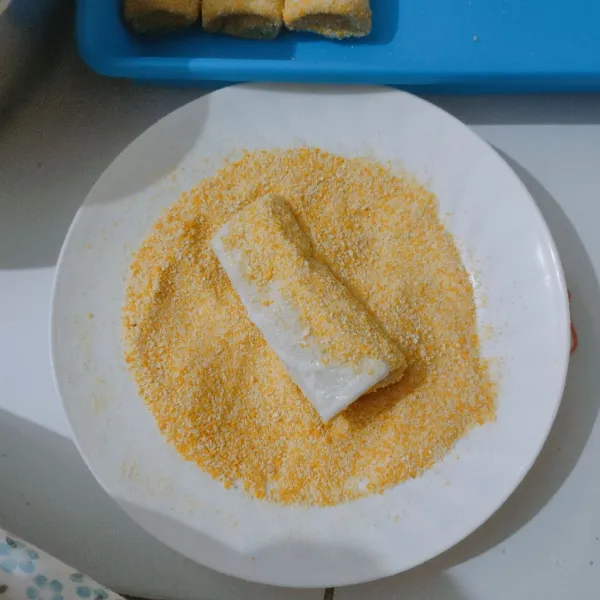 Celupkan risol ke bahan pelapis tepung yang sudah di encerkan lalu gulingkan atau balut dengan tepung panir merata.