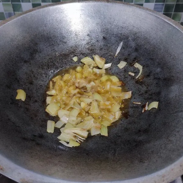 Tumis bawang bombay dan bawang putih hingga wangi.