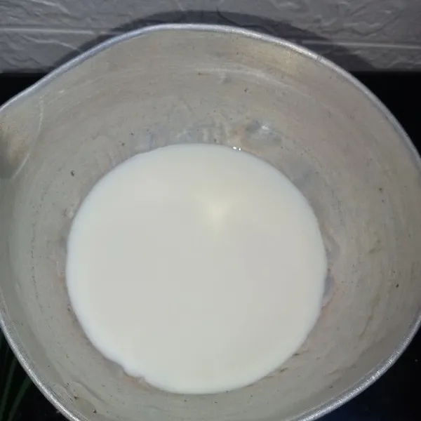 Rebus susu full cream dan gula aduk rata, masak dengan api sedang hingga mendidih.