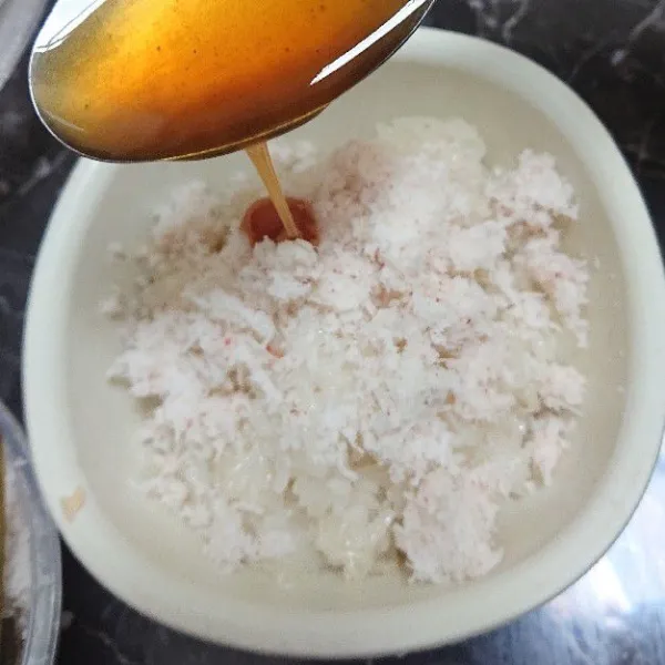 Dalam wadah, tata ketan, tambahkan kelapa parut dan tuang saos gula merah. Siap disantap. Yummy.