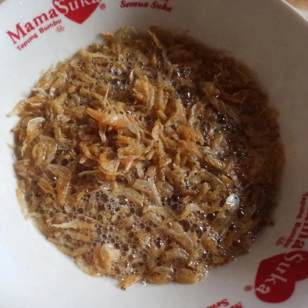 Rendam udang rebon dengan air panas, diamkan selama 10 menit. Setelan itu bilas sampai bersih.