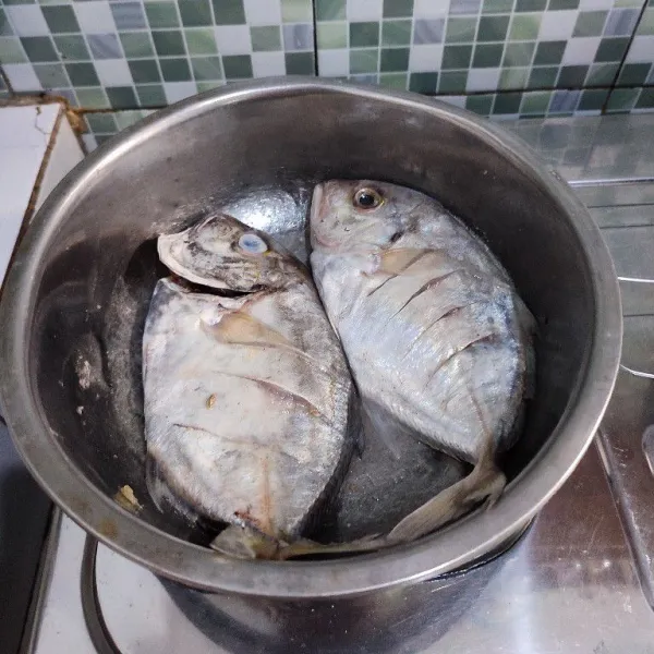 Lumuri ikan kuwe yang sudah dibersihkan dengan jeruk nipis serta 1 sdt garam. Diamkan 15 menit.