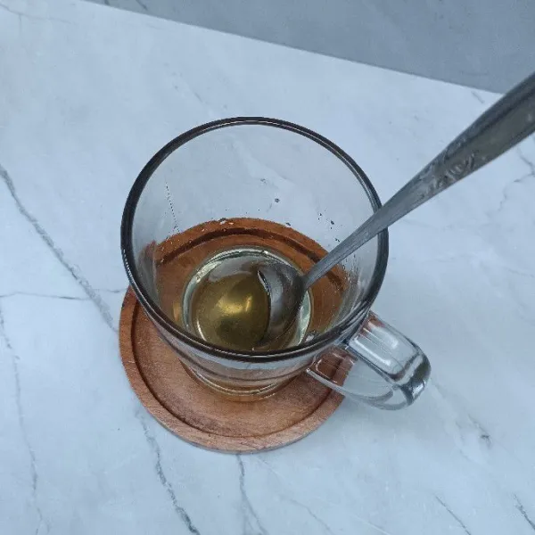 Tuang madu ke dalam gelas.