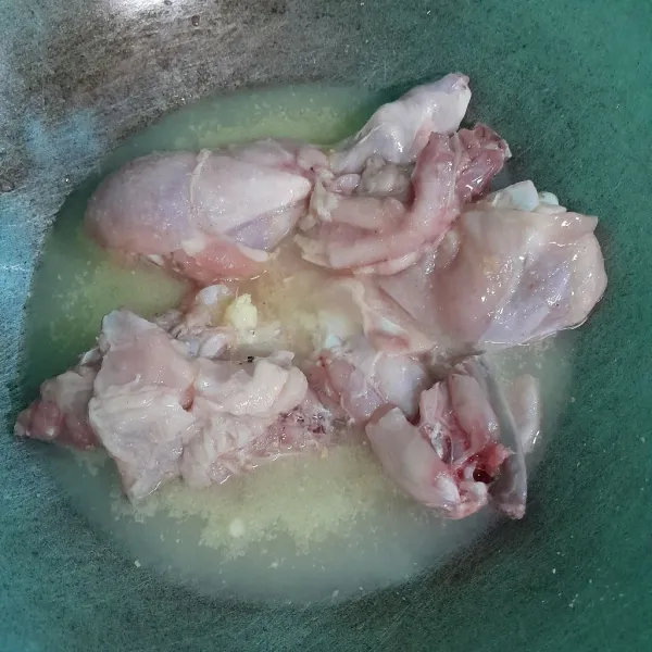 Ungkap ayam dengan bawang putih, jahe, garam, dan 200 ml air