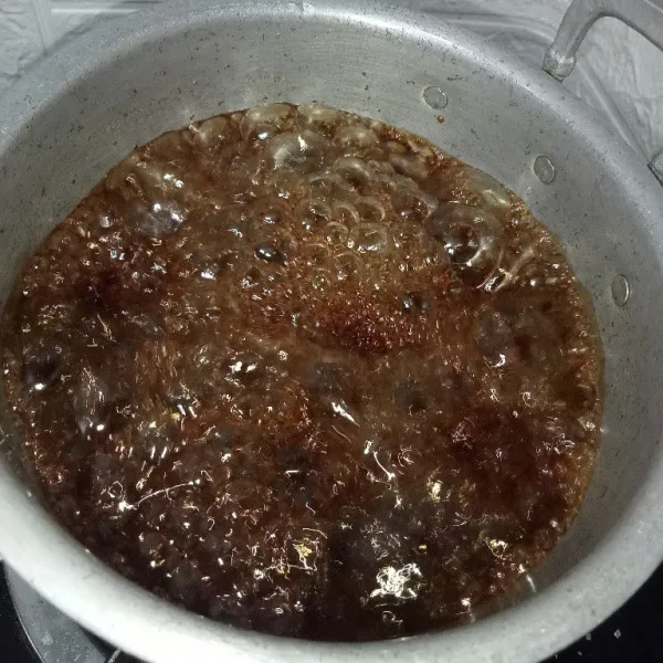 Rebus air dan gula palem hingga mengental menjadi sirup, lalu matikan api