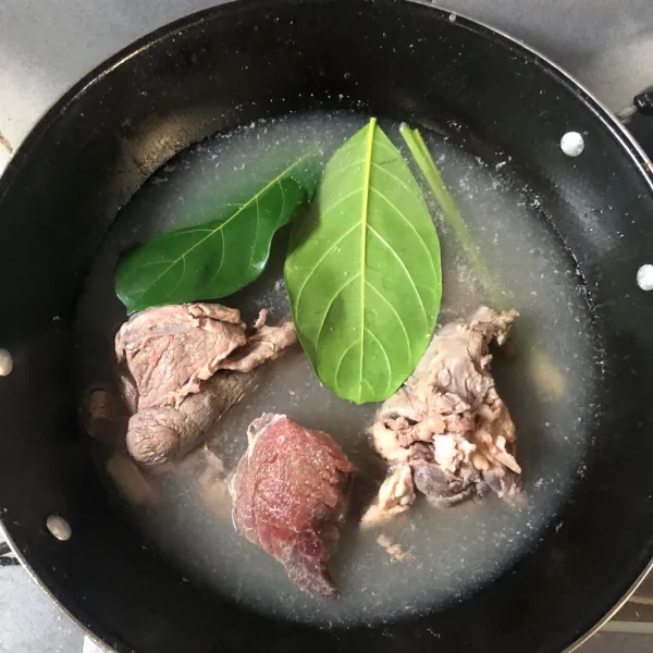 Pertama rebus daging beri garam, daun nangka (untuk melunakan), dan serai.