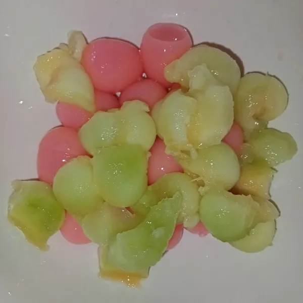 Kerok melon masukkan ke dalam mangkuk.