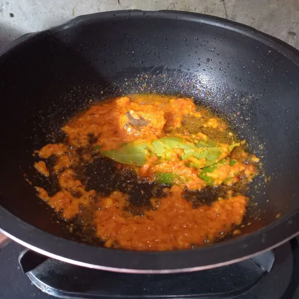 Tumis bumbu halus, lengkuas, dan daun salam sampai tanak.