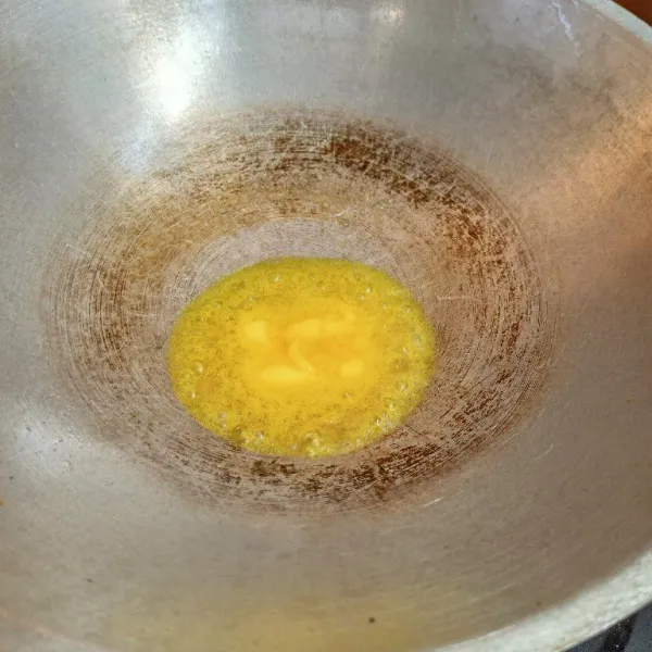 Lelehkan margarin.