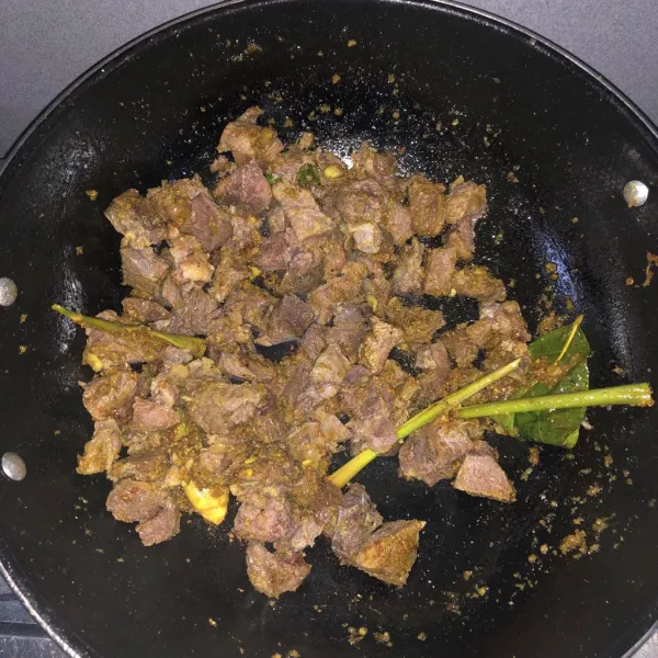 Setelah bumbu matang masukkan daging lalu oseng selama 2-3 menit sampai bumbu agak meresap.