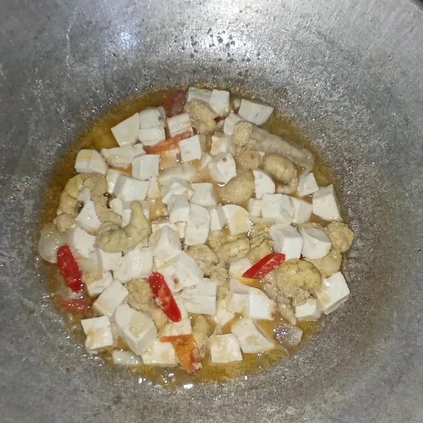 Tunggu sampai bumbu meresap, koreksi rasa dan matikan kompor. Siap disajikan.