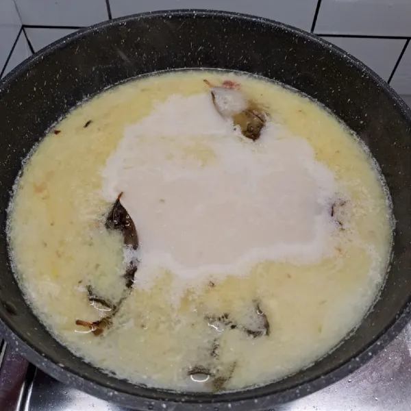Tuang santan, masak sampai mendidih.