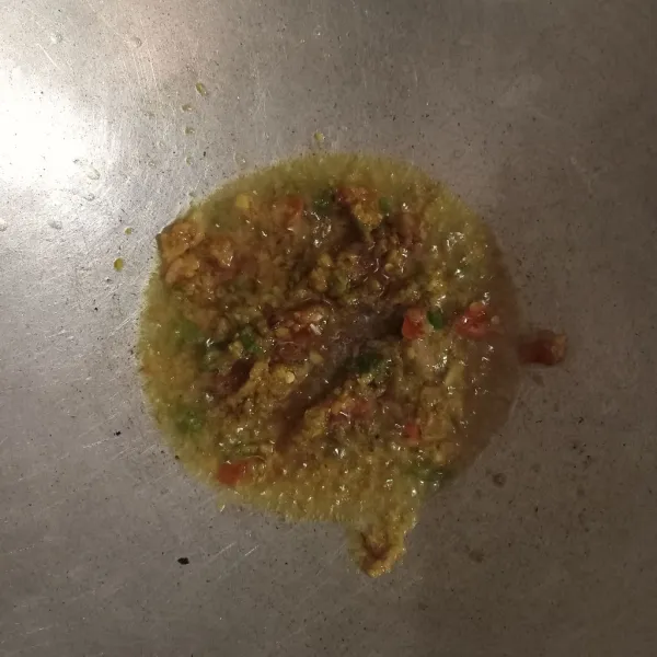 Panaskan minyak dan tumis bumbu yang telah dihaluskan hingga harum.