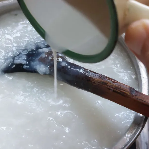 Tambahkan kapur serih, aduk dan masak sampai terasa berat diaduk.