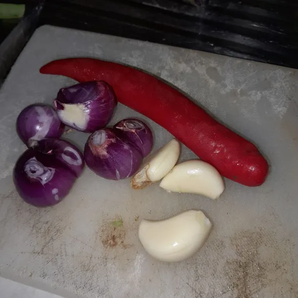 Siapkan bawang merah, bawang putih, dan cabe merah besar lalu di blender sampai halus.