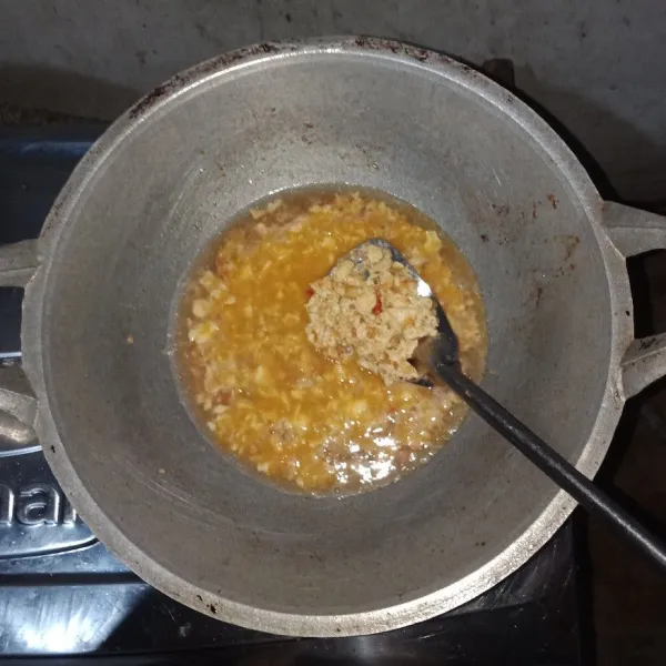 Tambahkan air, masukkan garam, kaldu bubuk, lalu aduk sampai kuah mendidih.