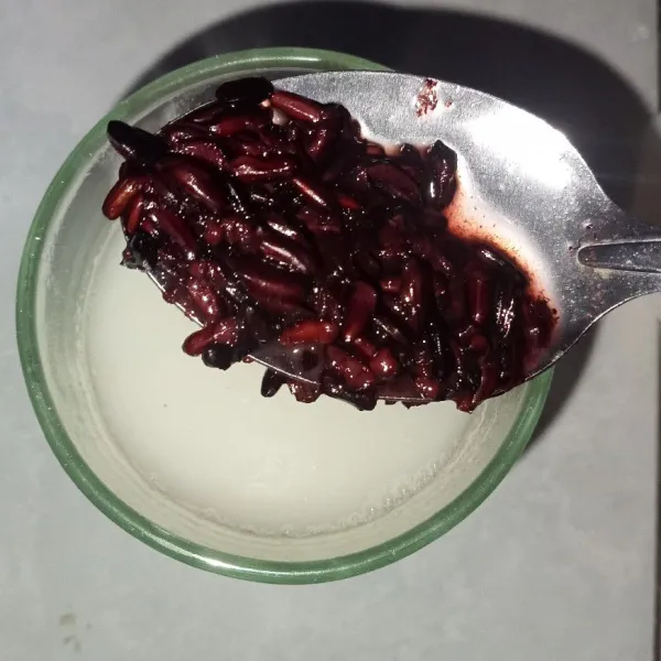 Tambahkan tape ketan hitam.