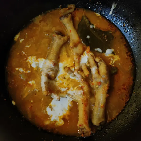 Masukkan santan instan, aduk rata. Masak hingga mendidih kembali, matikan api.