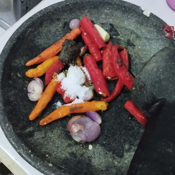 Haluskan bawang merah, bawang putih, cabai dan terasi.