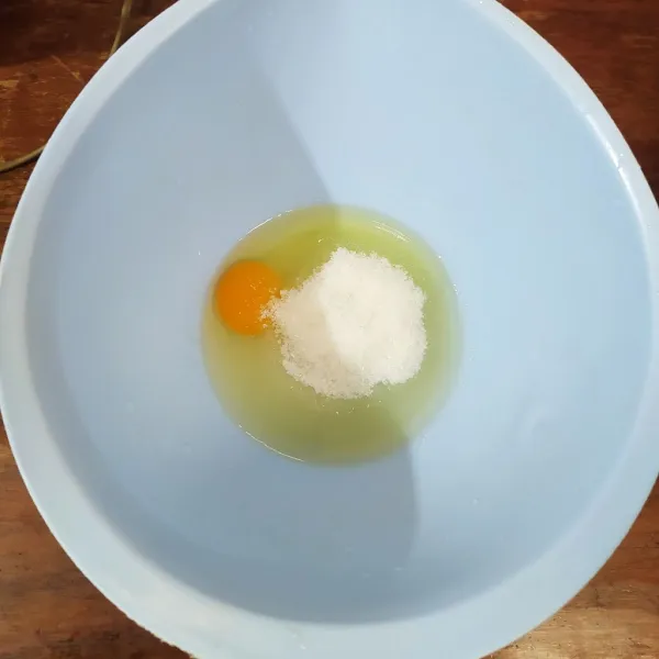 Kocok telur dan gula pasir hingga gula larut
