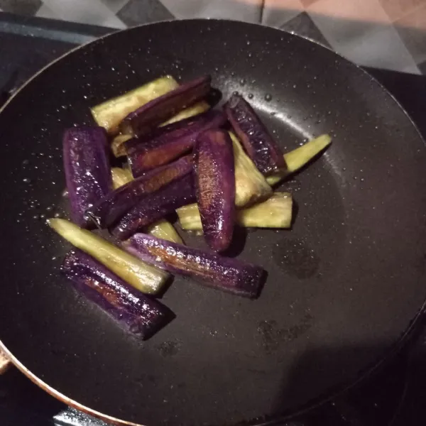 Masak sampai air menyusut.